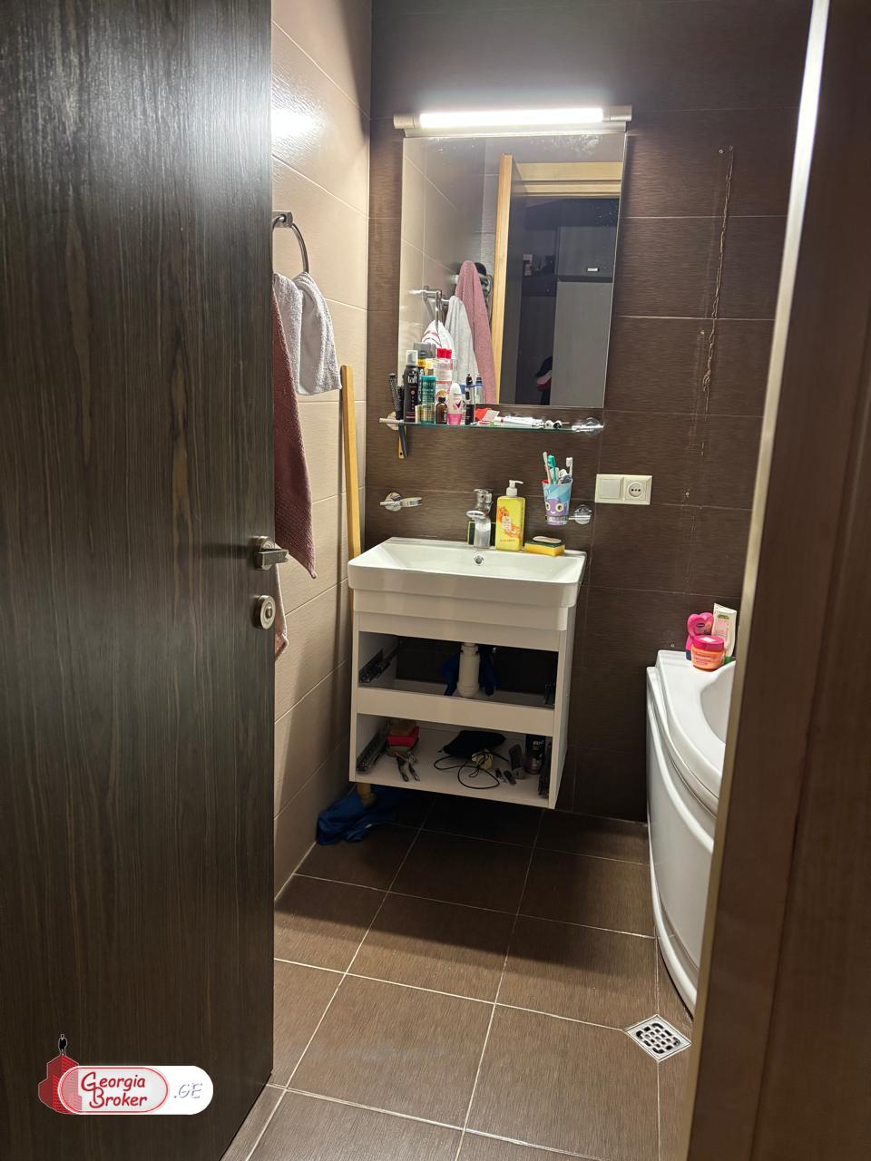 იყიდება ახალი გარემონტებული 3 ოთახიანი ბინა  ვაჟა ფშაველაზე